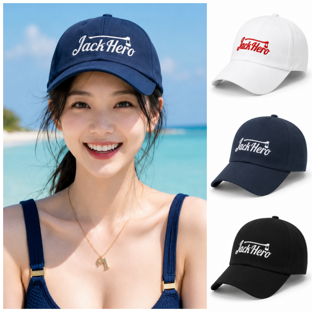 바닷가에서 JACK HERO 네이비 볼캡을 착용한 모습